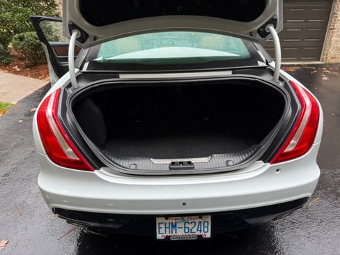 Used 2016 Jaguar XJ R-Sport image 11