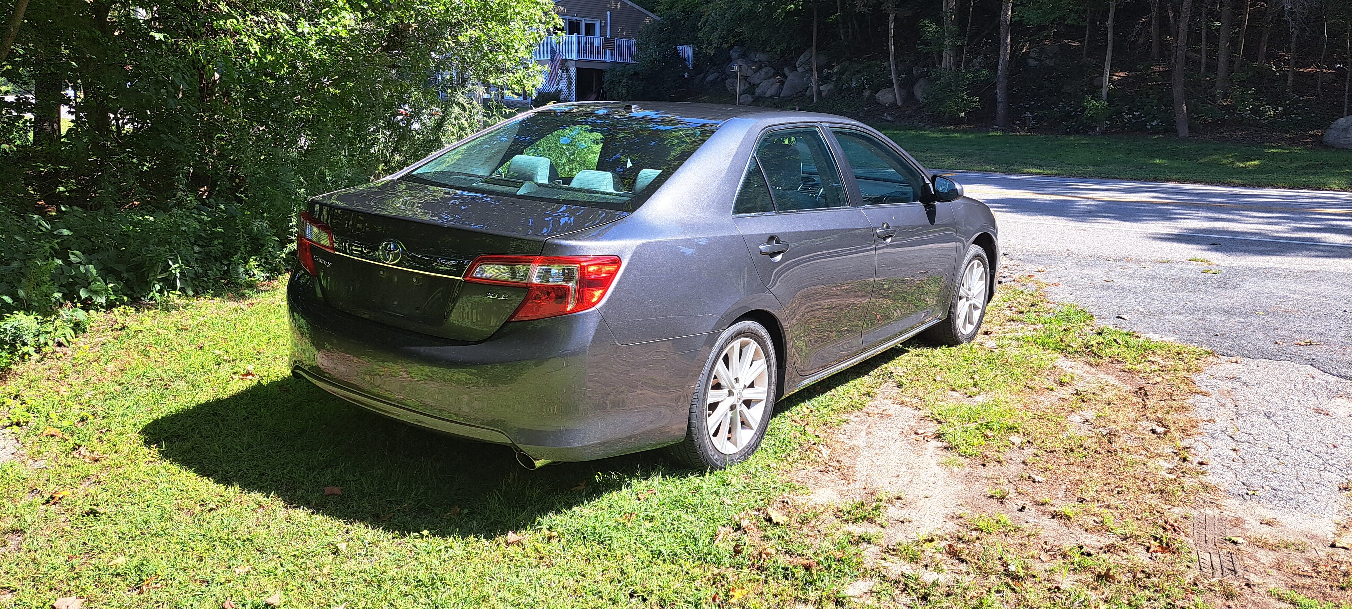 Used 2014 Toyota Camry XLE FWD image 2