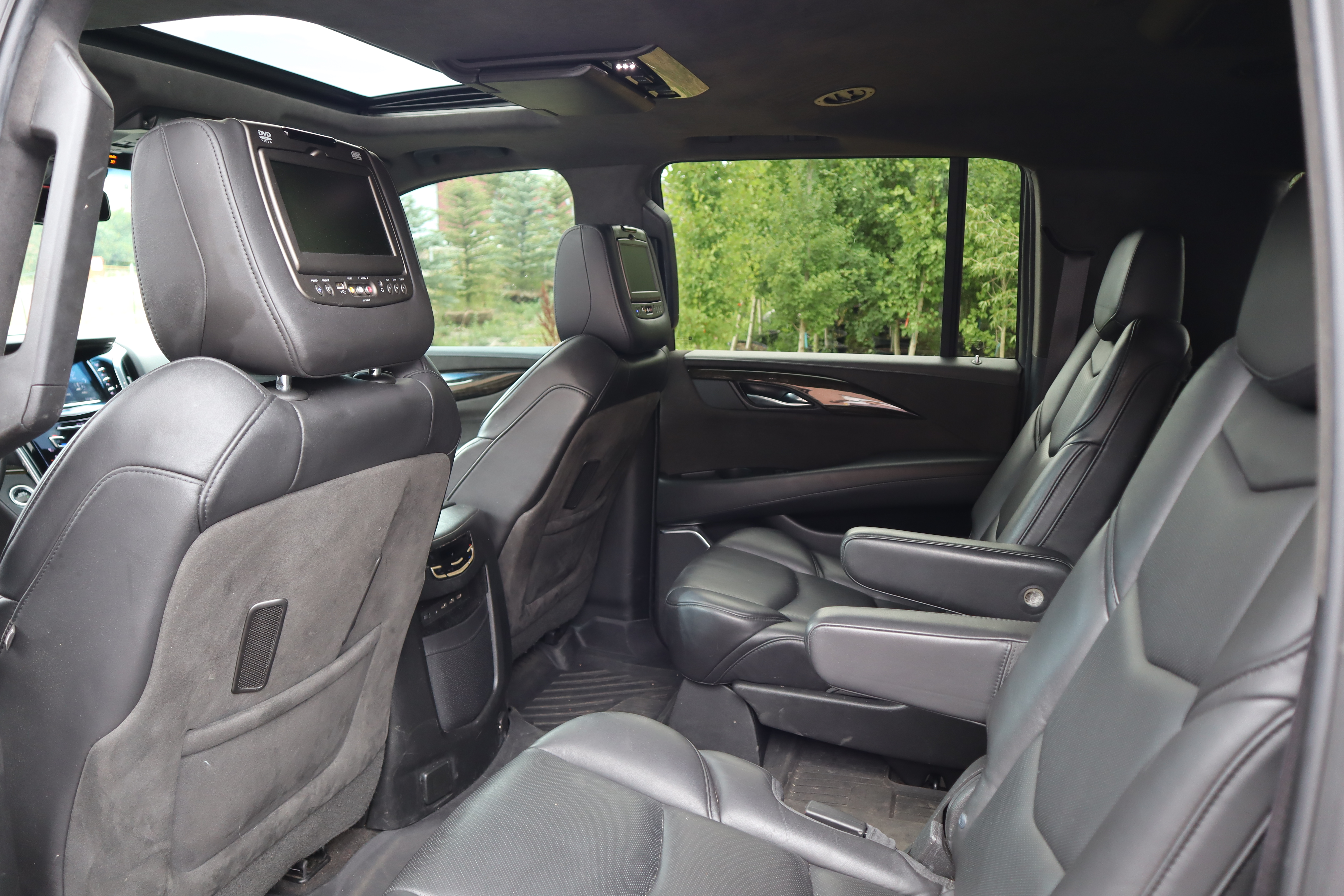 Used 2017 Cadillac Escalade ESV Platinum AWD/4WD image 4