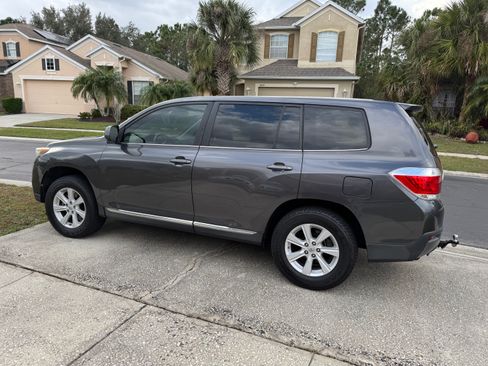 Used 2012 Toyota Highlander FWD image 2