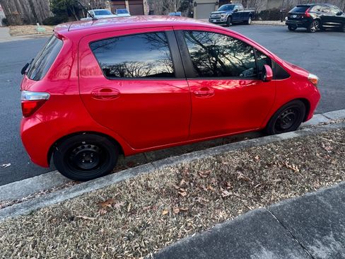 Used 2013 Toyota Yaris L image 2