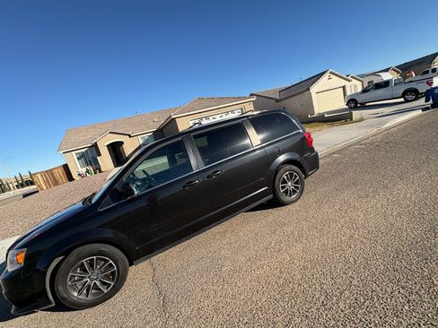 Used 2017 Dodge Grand Caravan SXT FWD image 9