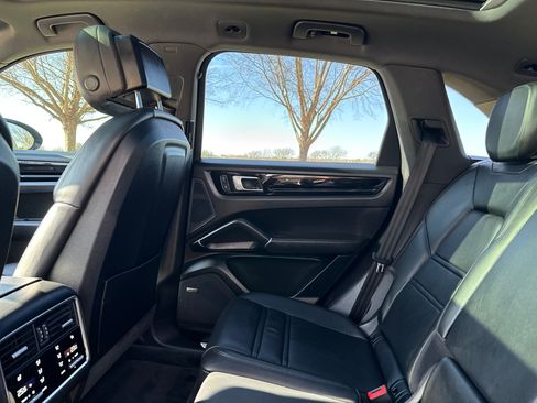 Used 2022 Porsche Cayenne image 10