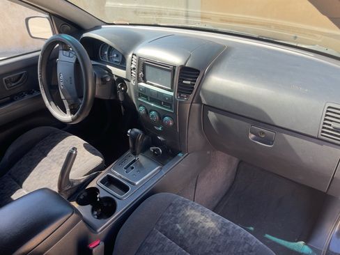 Used 2007 Kia Sorento LX w/ Sport Pkg image 9