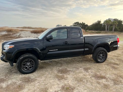 Used 2017 Toyota Tacoma SR5 image 4