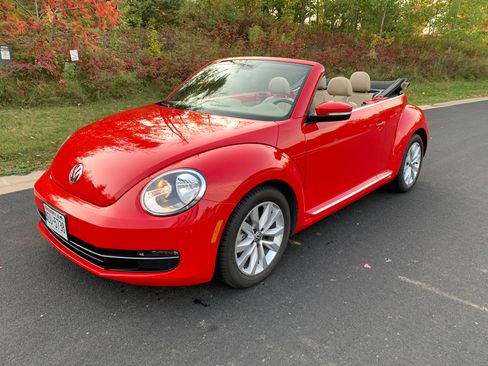 Used 2013 Volkswagen Beetle TDI FWD image 1