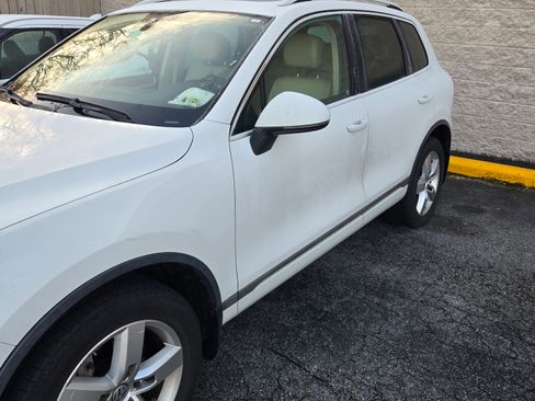Used 2014 Volkswagen Touareg TDI image 4