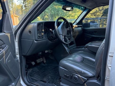 Used 2005 Chevrolet Silverado 2500 LT w/ Heavy-Duty Power Package image 2