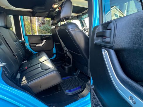 Used 2018 Jeep Wrangler Unlimited Rubicon w/ Connectivity Group image 18