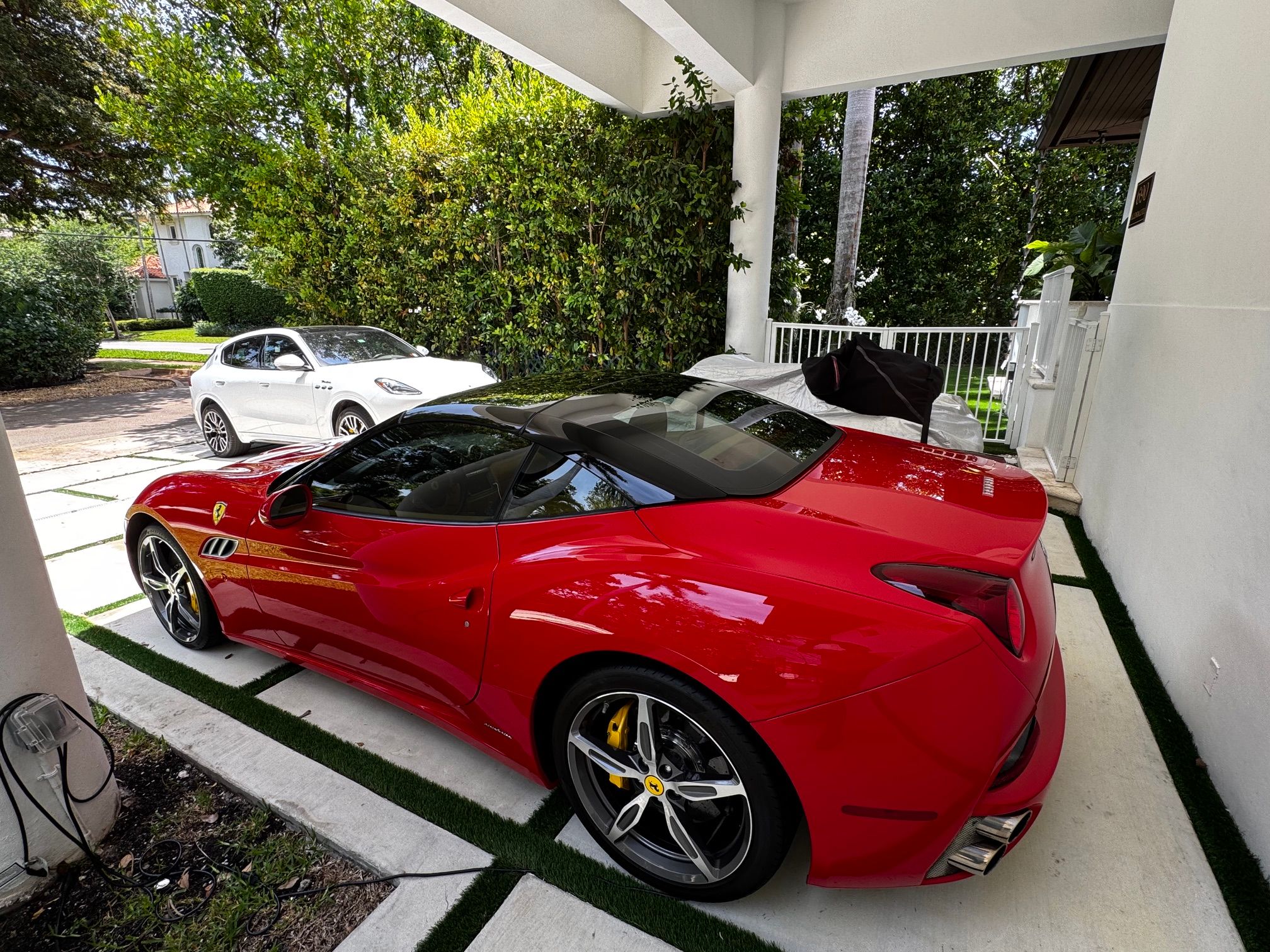 Used 2014 Ferrari California RWD image 2