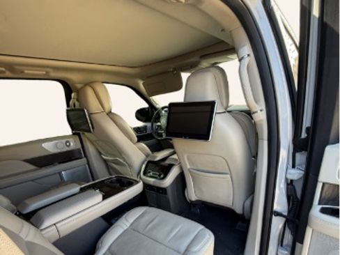 Used 2021 Lincoln Navigator Reserve w/ Luxury Package image 1