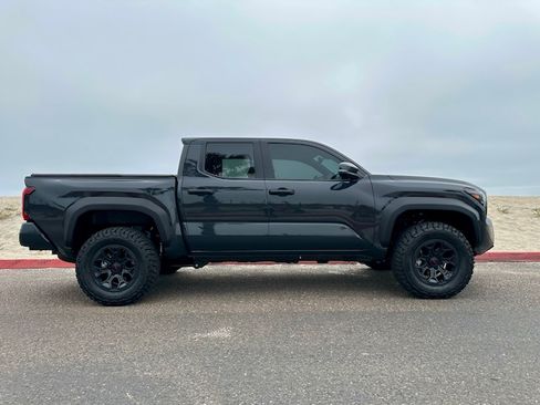 Used 2025 Toyota Tacoma TRD Off-Road w/ TRD Off Road Premium Package image 6