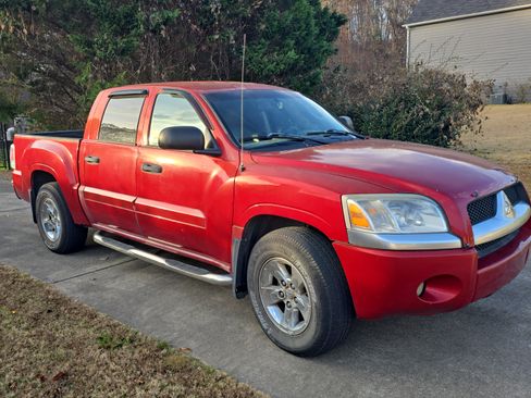 Used 2006 Mitsubishi Raider XLS image 5