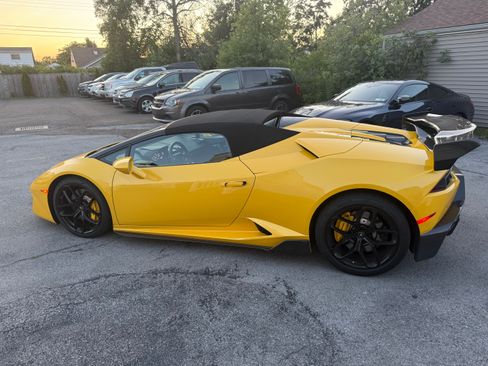Used 2017 Lamborghini Huracan LP 580-2 RWD image 2
