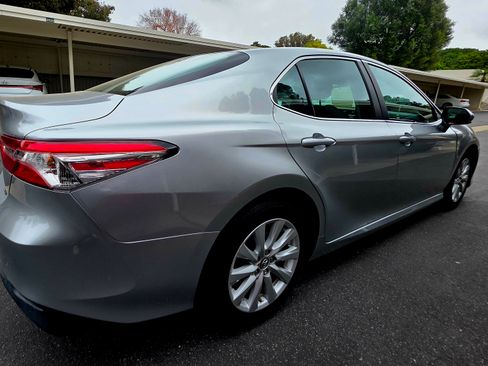 Used 2018 Toyota Camry LE image 5