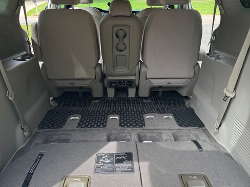 Used 2021 Kia Sedona LX FWD image 15