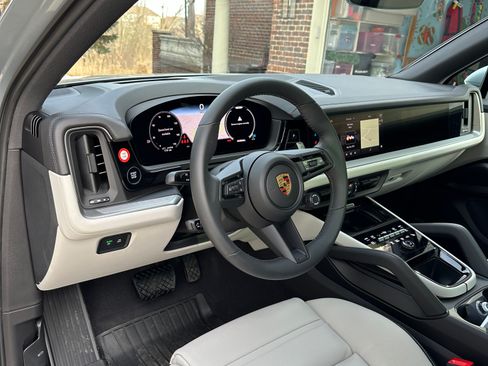 Used 2024 Porsche Cayenne AWD/4WD image 1