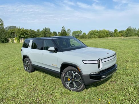Used 2023 Rivian R1S Adventure image 2