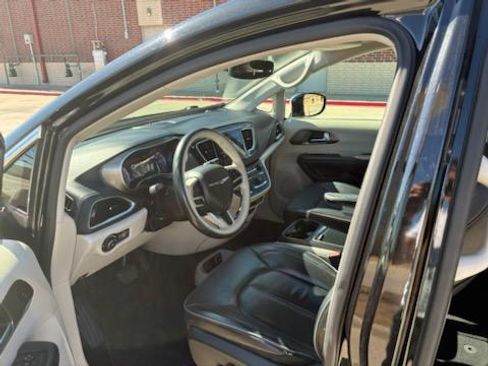 Used 2019 Chrysler Pacifica Limited image 13
