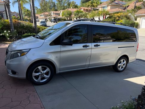 Used 2016 Mercedes-Benz Metris Passenger image 4