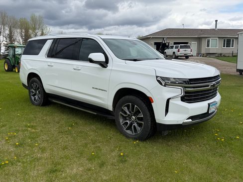 Used 2023 Chevrolet Suburban LT w/ Luxury Package AWD/4WD image 9