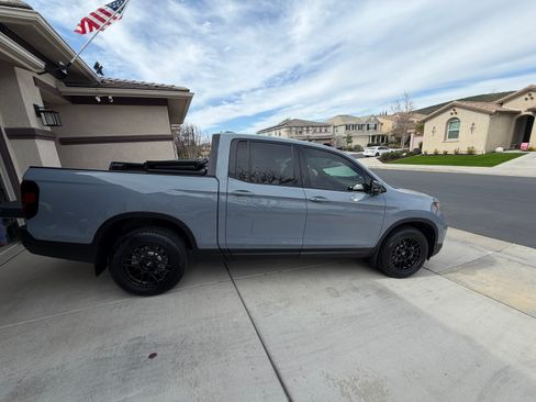 Used 2025 Honda Ridgeline Black Edition image 2