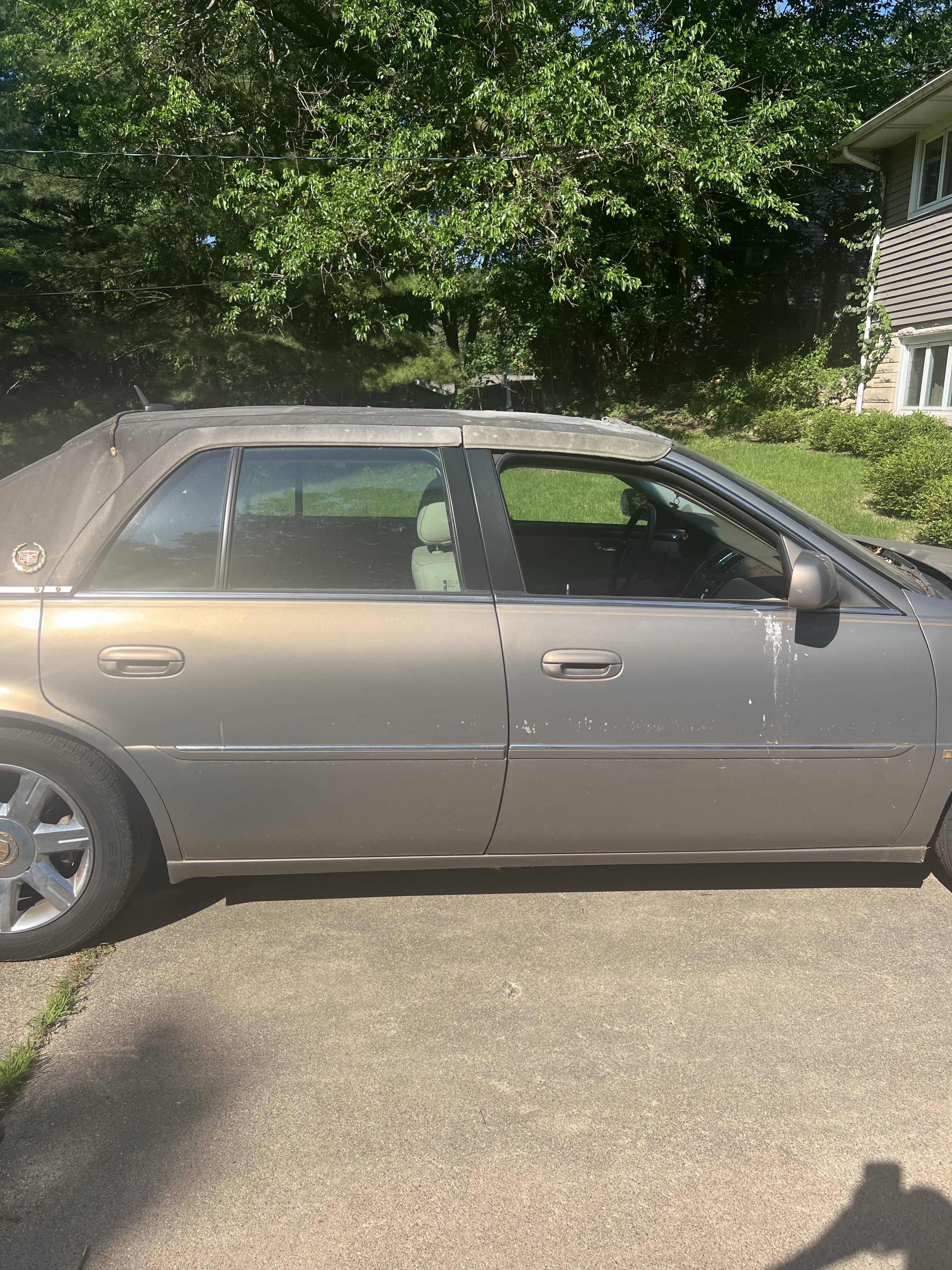 Used 2006 Cadillac DTS w/ Trunk Convenience Package FWD image 2
