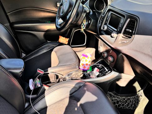 Used 2017 Jeep Compass Latitude image 9