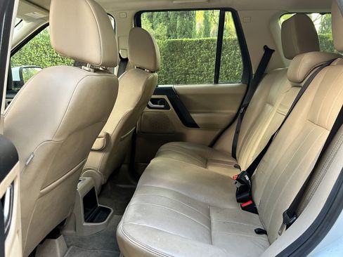 Used 2011 Land Rover LR2 HSE image 5