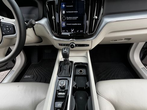 Used 2018 Volvo XC60 T5 Momentum w/ Convenience Package image 17