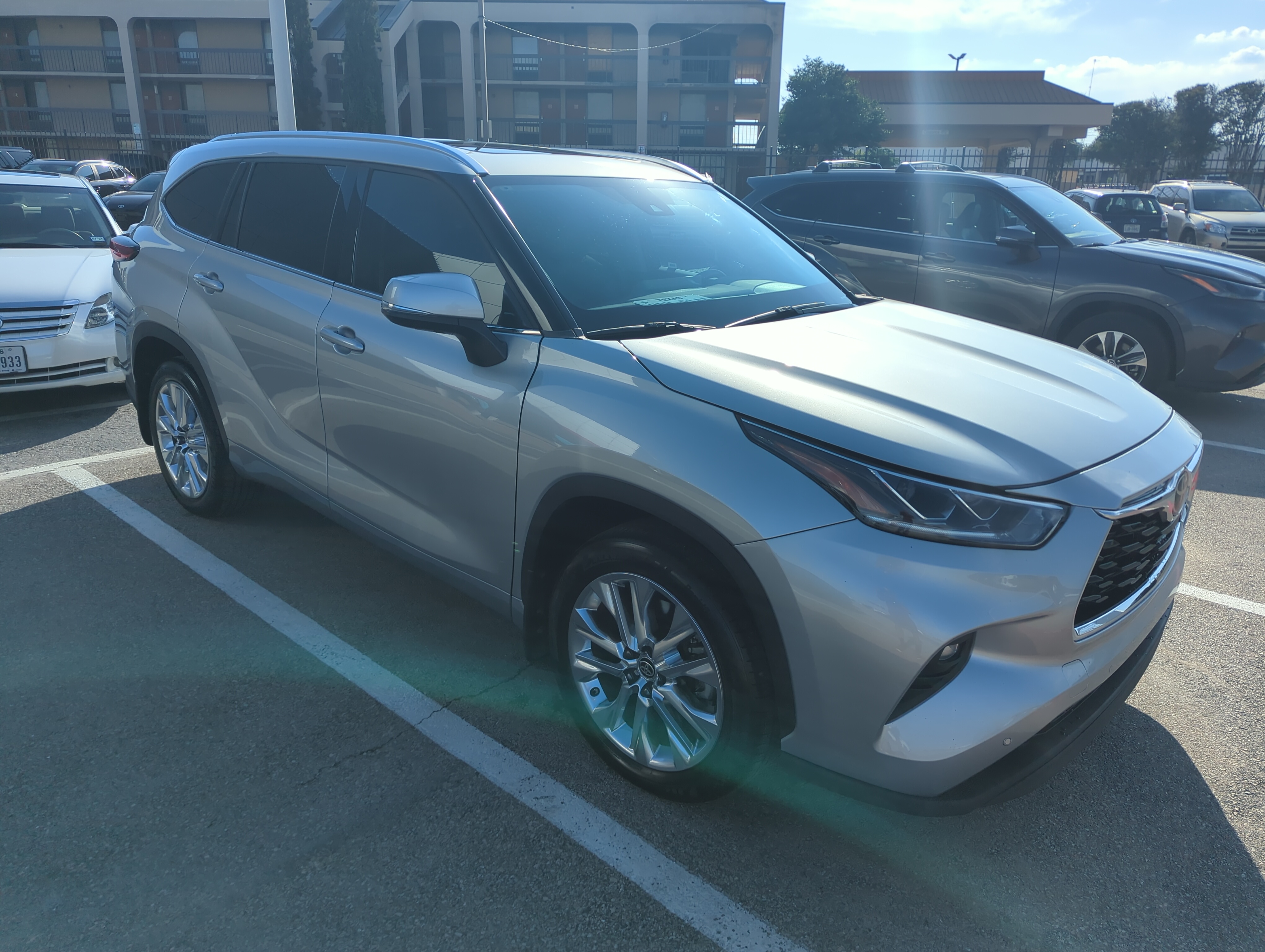 Used 2023 Toyota Highlander Limited FWD image 2