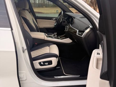 Used 2022 BMW X5 xDrive45e w/ Executive Package image 11
