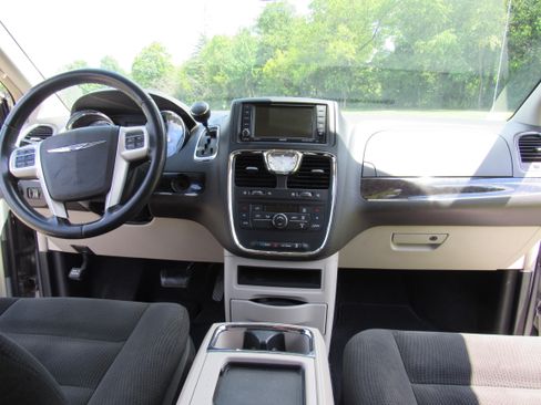 Used 2016 Chrysler Town & Country Touring FWD image 9