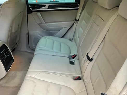 Used 2013 Volkswagen Touareg Executive AWD/4WD image 10
