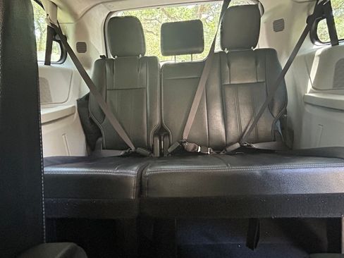 Used 2015 Chrysler Town & Country Touring image 17