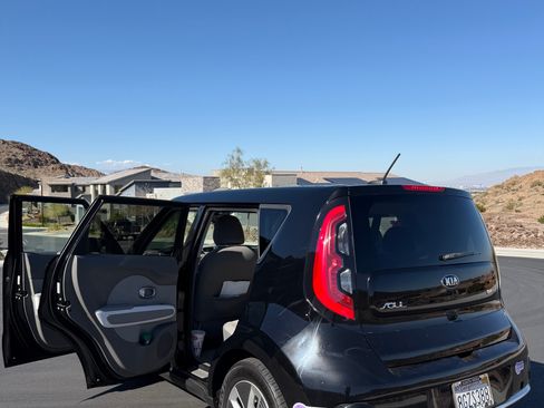 Used 2019 Kia Soul EV image 4