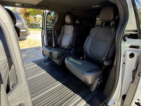 Used 2023 Toyota Sienna XSE image 19