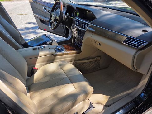 Used 2011 Mercedes-Benz E 550 4MATIC Sedan image 31