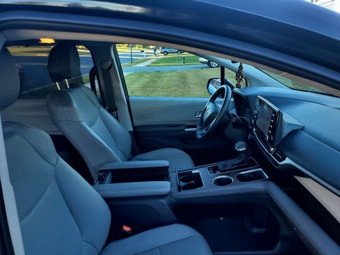 Used 2021 Toyota Sienna XLE image 4