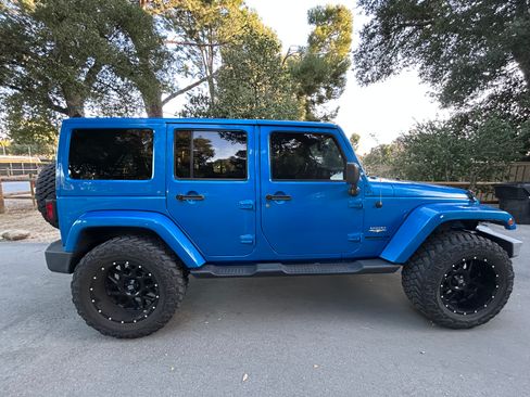 Used 2014 Jeep Wrangler Unlimited Sahara w/ Connectivity Group image 9