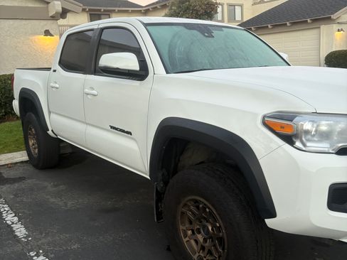Used 2022 Toyota Tacoma TRD Off-Road image 2