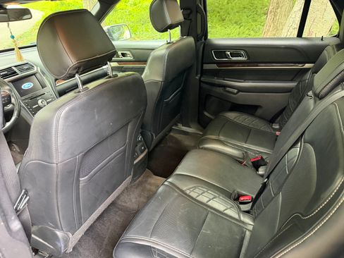Used 2017 Ford Explorer Platinum AWD/4WD image 4