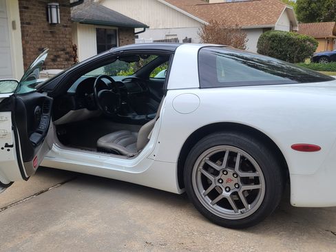 Used 1997 Chevrolet Corvette Coupe w/ Memory Pkg image 8