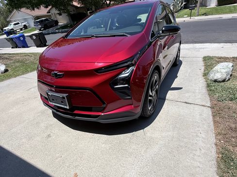 Used 2023 Chevrolet Bolt LT w/ Infotainment Package FWD image 1