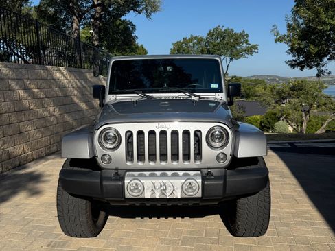 Used 2015 Jeep Wrangler Unlimited Sahara w/ Max Tow Package AWD/4WD image 5