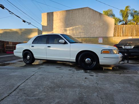 Used 2003 Ford Crown Victoria LX image 2