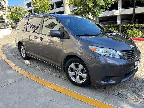 Used 2016 Toyota Sienna LE FWD image 5