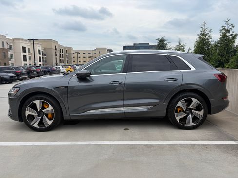 Used 2019 Audi e-tron Prestige w/ Prestige Package AWD/4WD image 5