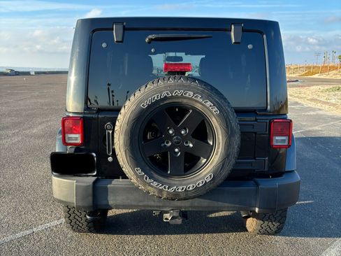 Used 2015 Jeep Wrangler Unlimited Sahara image 2