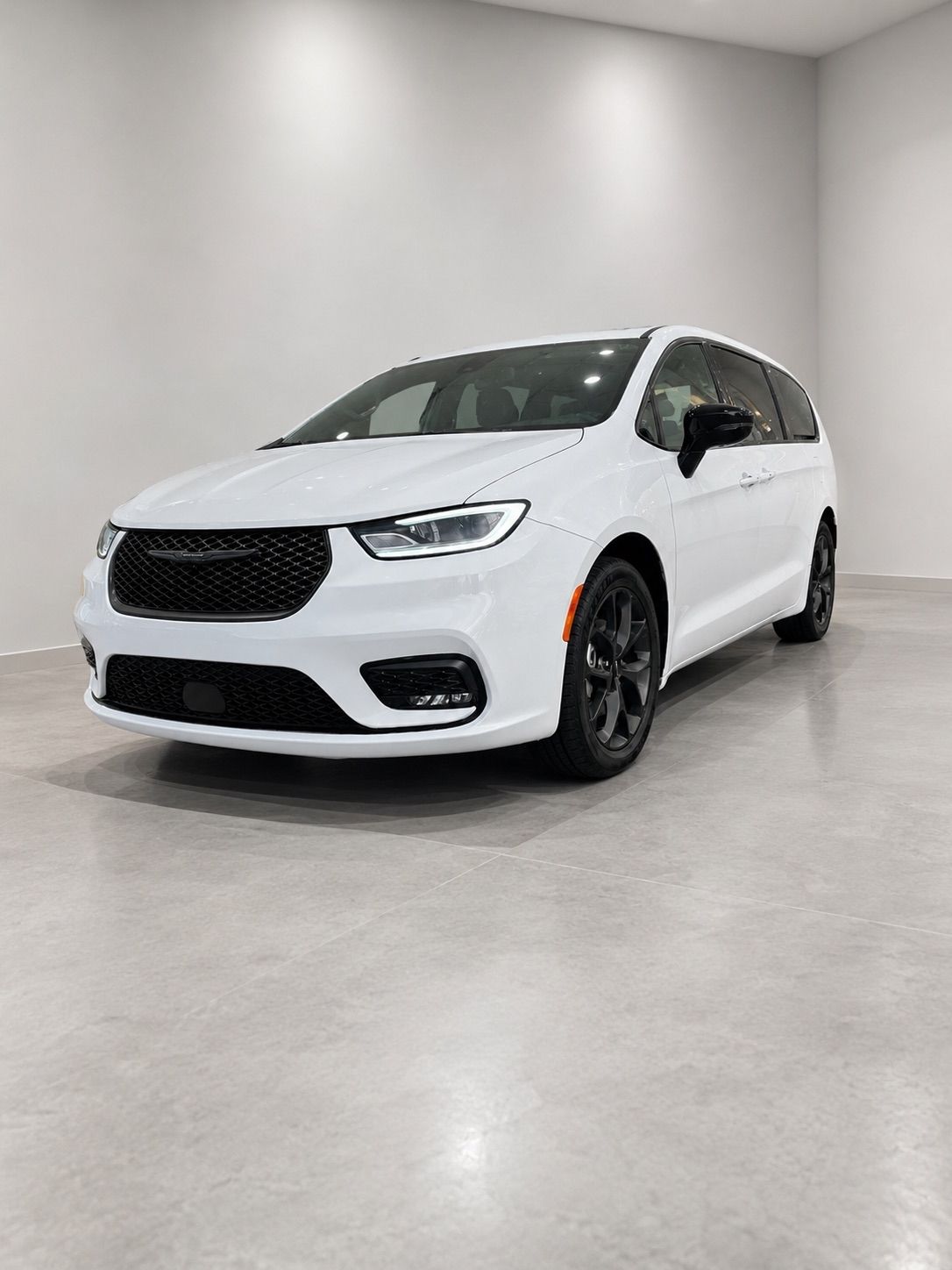 Used 2025 Chrysler Pacifica Limited FWD image 1